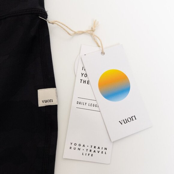 Vuori Daily Legging Black Camo 7/8 Length BreatheInterlock™ - Picture 12 of 13